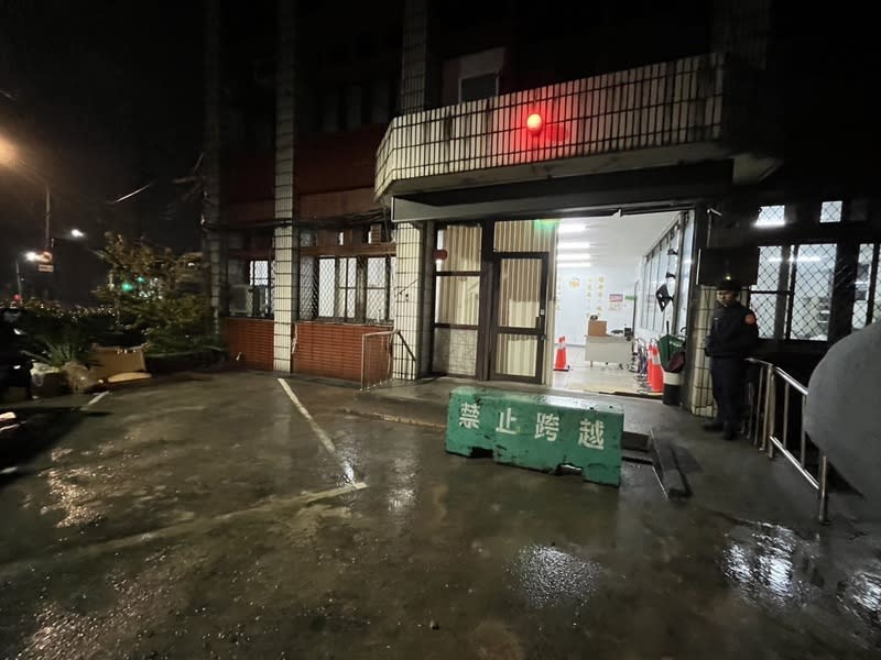 基隆市警察局八堵分駐所警員在派出所值勤時遭突然衝入的貨車撞死殉職。警方1日晚間以吊車將重達10噸的紐澤西石墩放置在所前，加強維護值勤員警安全。 （圖／警方提供）