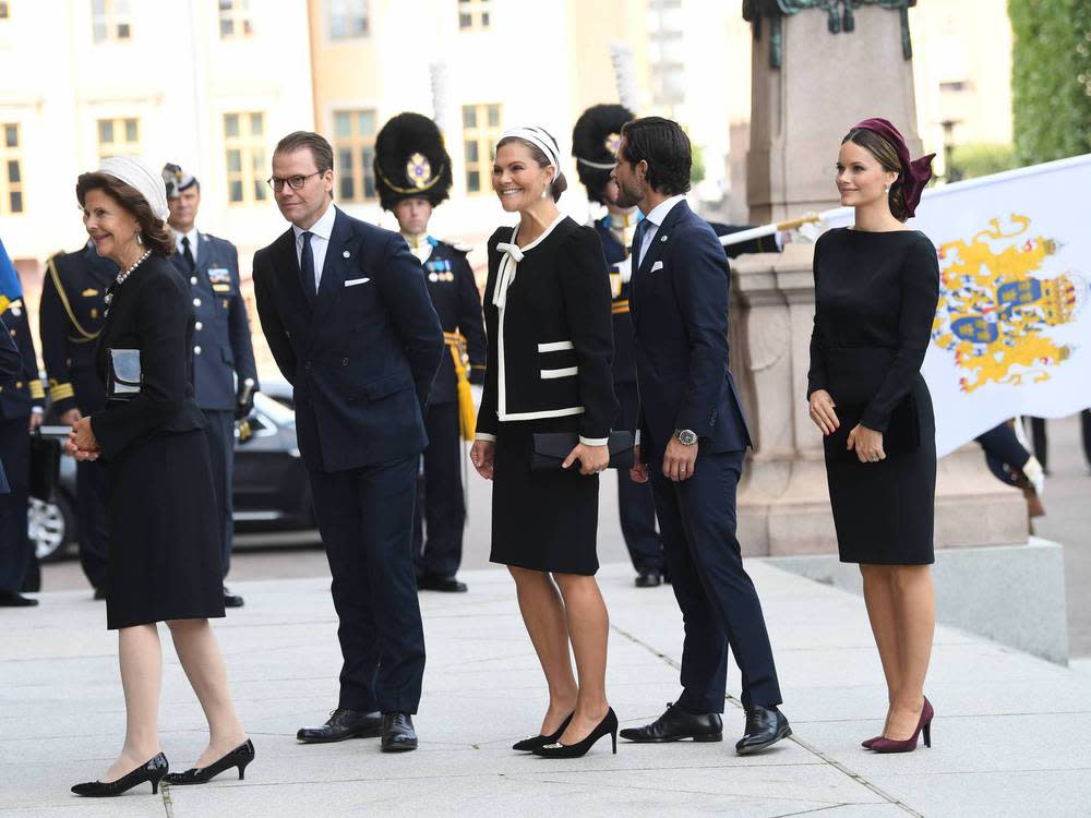 Mit ihrem schwarz-dunkelroten Look hat Prinzessin Sofia von Schweden (r.) einen modischen Fehltritt gemacht (Bild: imago images / TT)