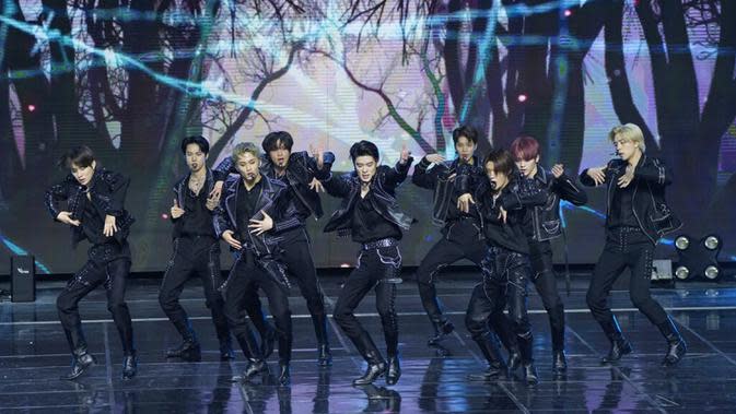 Personel NCT 127 tampil pada Gaon Chart Music Awards di Seoul, Korea Selatan, 27 Januari 2022. Gaon Chart Music Awards merupakann ajang penghargaan untuk insan musik. (AP Photo/Ahn Young-joon)