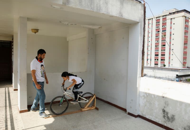 Foto de Camila Iachini entrenanado en el edificio en el que vive con su familia en Los Teques, Venezuela