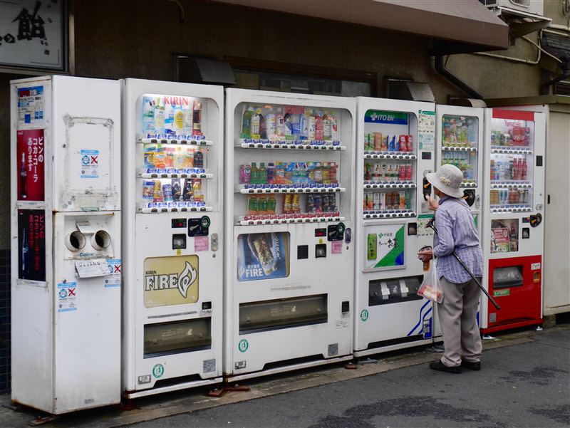 日本販賣機種類繁多，不只賣飲料也賣食物。（圖／Unsplash）