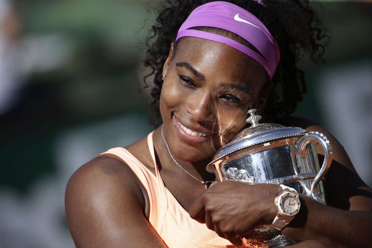 Serena Williams, con el trofeo de su 3er Roland Garros