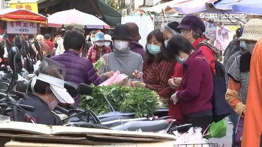 不少民眾上街買菜都會戴口罩。