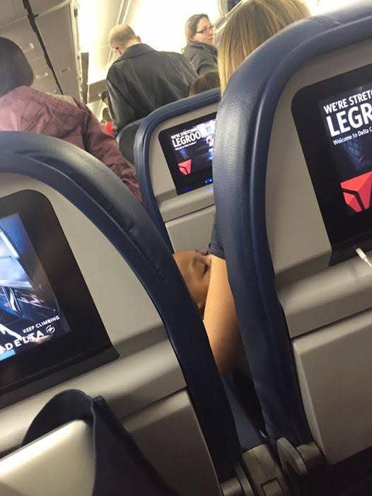 Eine fremde Frau hielt das Baby den ganzen Flug lang (Bild: Facebook/Love What Matters)
