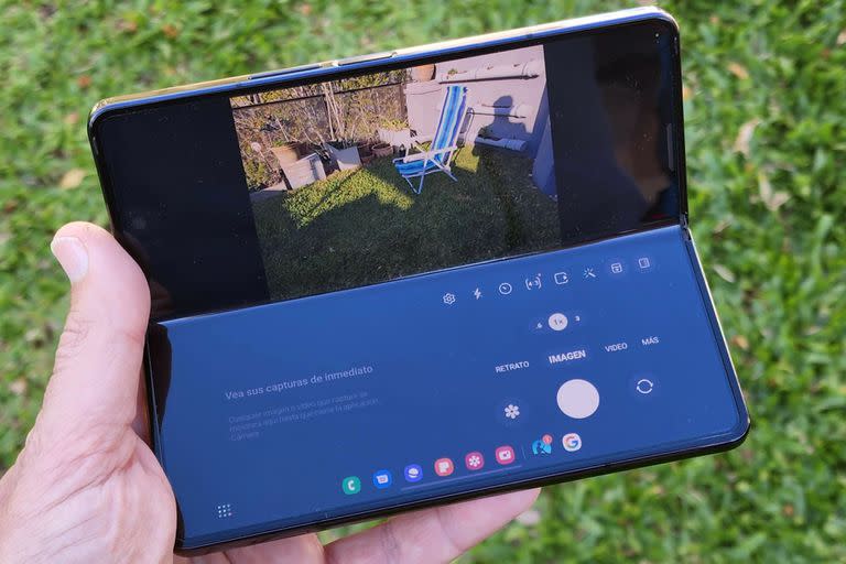 Muchas aplicaciones (en este caso, la cámara) son capaces de modificar su aspecto para aprovechar las dos mitades de la pantalla del Samsung Galaxy Z Fold4 cuando está plegado a medias