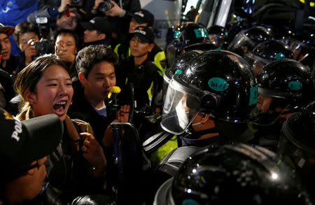 A demonstrator shouts to riot policemen who block protesters in a road nearby the presidential Blue House during the protesters' march calling South Korean President Park Geun-hye to step down in Seoul, South Korea, November 19, 2016. REUTERS/Kim Kyung-Hoon