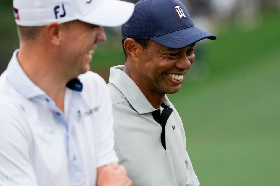 Tiger Woods comparte una risa con Justin Thomas durante una ronda de práctica a principios de esta semana en Augusta National.