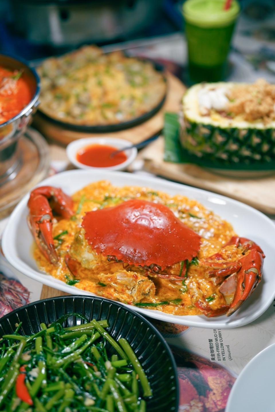 海水養殖的活蟹，以現場秤重的方式挑選並計價，蟹鮮、蛋滑、咖哩香，是曼谷必吃的海鮮料理。