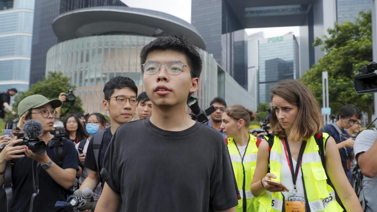 Joshua Wong (M) war wegen seiner Rolle in der «Regenschirm»-Bewegung 2014 zu einer zweimonatigen Haftstrafe verurteilt worden. Foto: Kin Cheung/AP