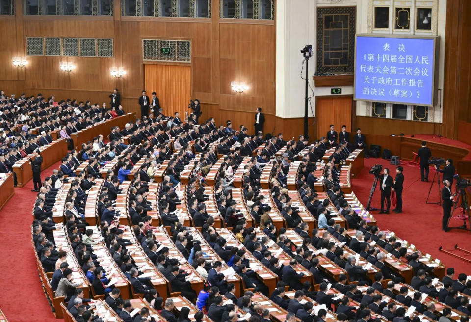 <strong>大陸總理李強首份工作報告「2895贊成2反對3棄權」表決通過。（圖／新華社）</strong>