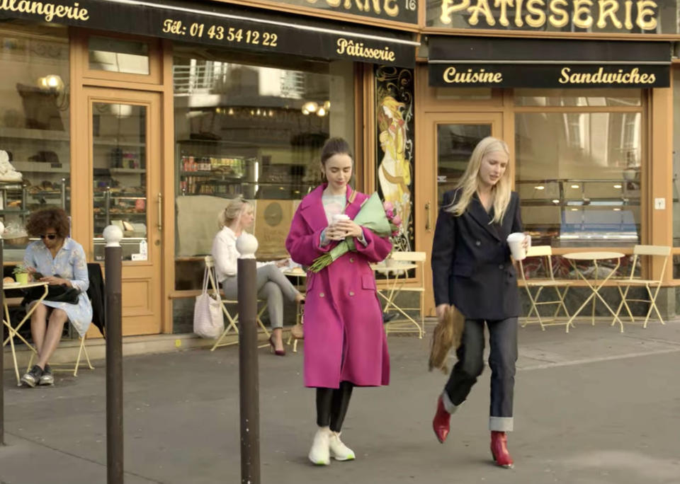 Cuando empieza el tercer episodio podemos ver al personaje estadounidense con un look deportivo que gana muchos puntos gracias al abrigo fucsia de Kenzo. Y es que el color siempre está presente en los estilismos de Patricia Field y Marylin Fitoussi, que representa la vibrante personalidad de Emily Cooper. (Foto: Netflix)