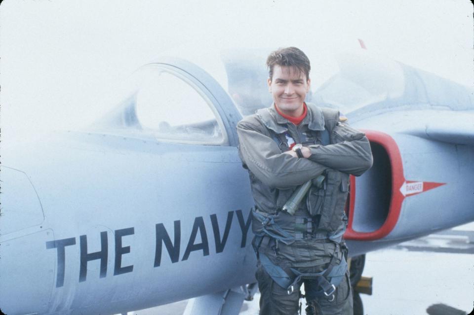 Die meisten Parodien, das dümmste Drehbuch, der verrückteste Abspann: Das war "Hot Shots - Die Mutter aller Filme" (1991) mit Charlie Sheen. Der Film ließ niemanden ungeschoren: die Boxer ("Rocky"), die Flieger ("Top Gun"), die Erotiker ("9 1/2 Wochen"), die Helden ("Der Stoff, aus dem die Helden sind") - einfach alle bekamen ihr Fett weg. Die Fortsetzung war 1993 leider weitaus unlustiger aus als das Original. (Bild: Fox)