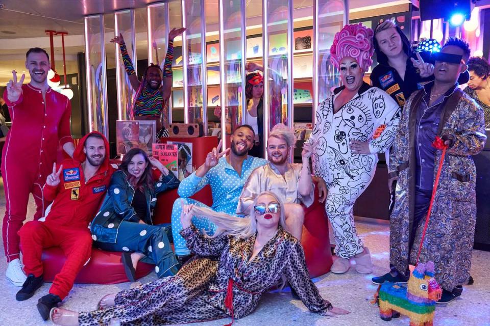 Elenco de 'The Happenings' durante el evento de pajama party. Una de las atracciones que ofrece el crucero.