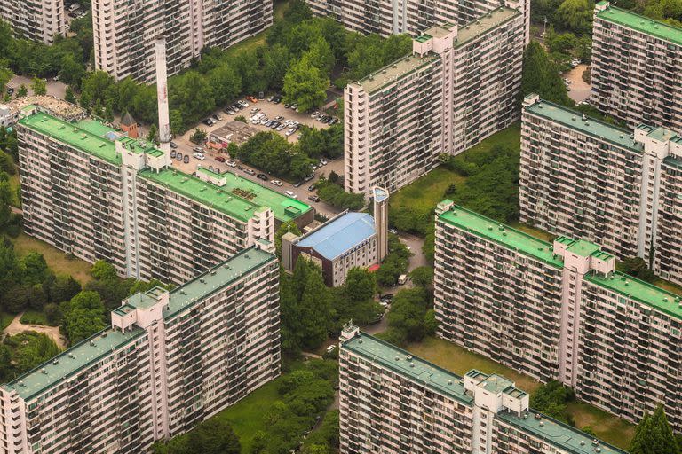 Una vista general que muestra una iglesia rodeada de edificios residenciales en el distrito de Gangnam, Seúl.