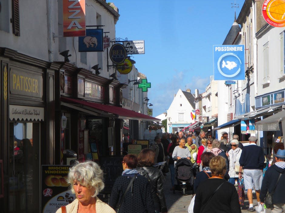 Check out the diverse stores along Noirmoutier-en-l’Île’s main shopping street during a visit to Crestview’s Sister City. Learn how to find the best souvenirs and the cheapest prices at “Europe Bound,” and find out about the Sister City program’s next trip to Noirmoutier.