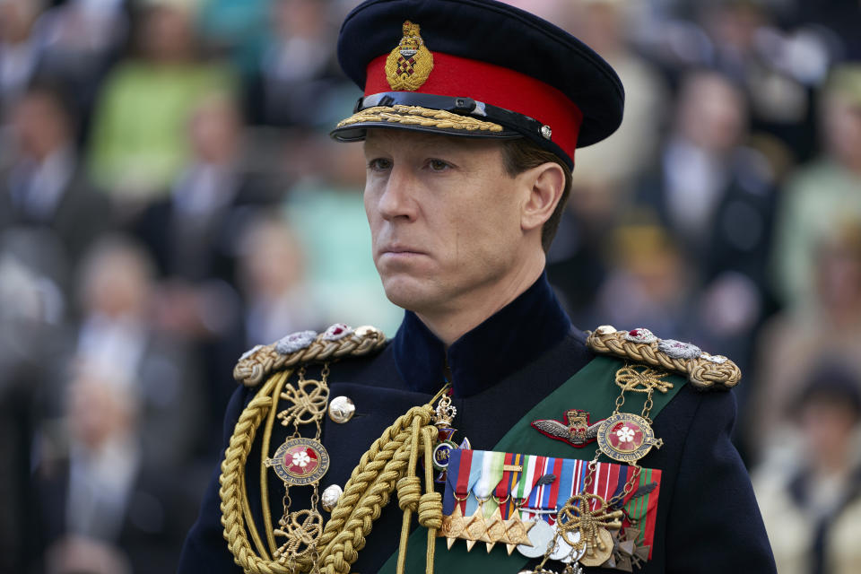 En esta imagen proporcionada por Netflix, Tobias Menzies como el príncipe Felipe en una escena de “The Crown". El príncipe Felipe se mantuvo fiel detrás de la reina Isabel II, como su personaje en "The Crown" de Netflix ¿pero qué tan cercano es el retrato de la serie del príncipe fallecido el 9 de abril de 2021. (Des Willie/Netflix via AP)