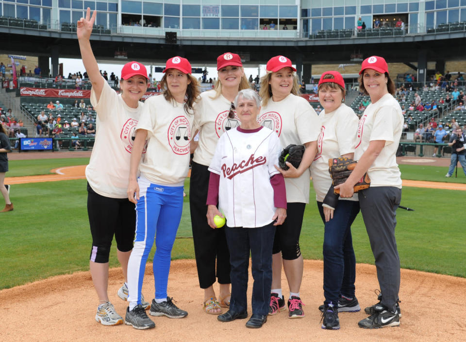 En 2016, seis de las estrellas originales del filme se volvieron a juntar para jugar un partido de baseball organizado por Geena Davis. 