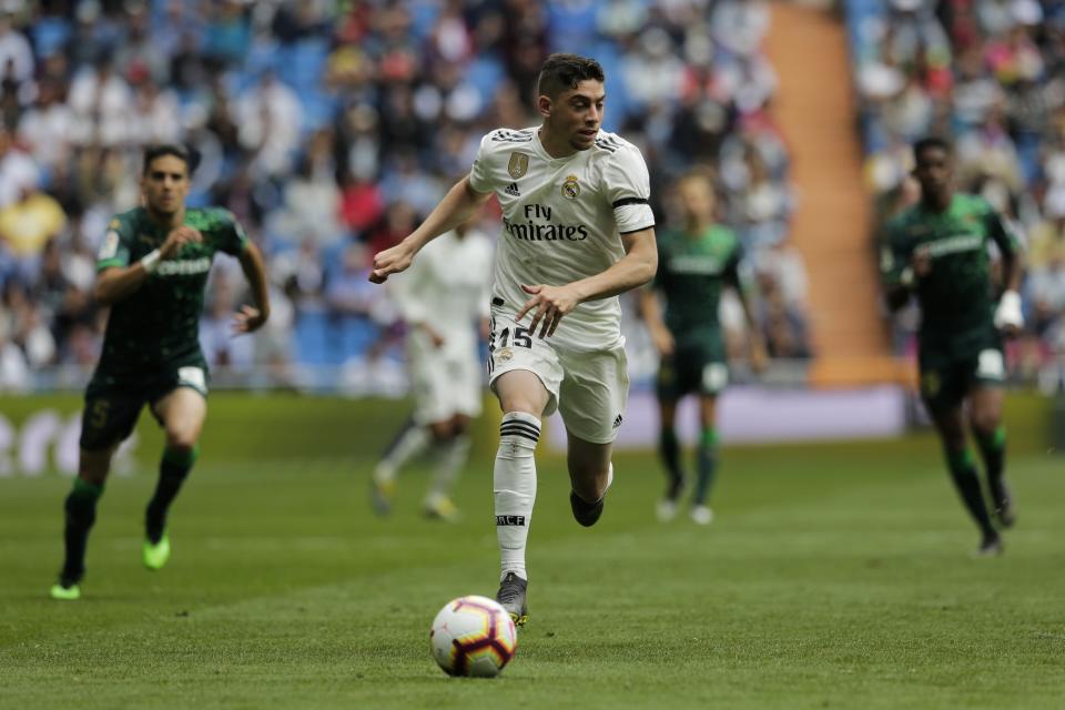 Federico Valverde, del Real Madrid, corre con el balón durante un partido de la Liga española ante Betis, en el estadio Santiago Bernabéu de Madrid, el domingo 19 de mayo de 2019. (AP Foto/Bernat Armangue)
