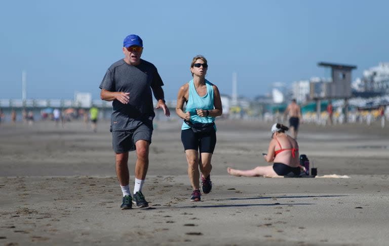 Muchos turistas mantiene sus rutinas deportivas o realizan actividades que les generan bienestartambién en la orilla del mar