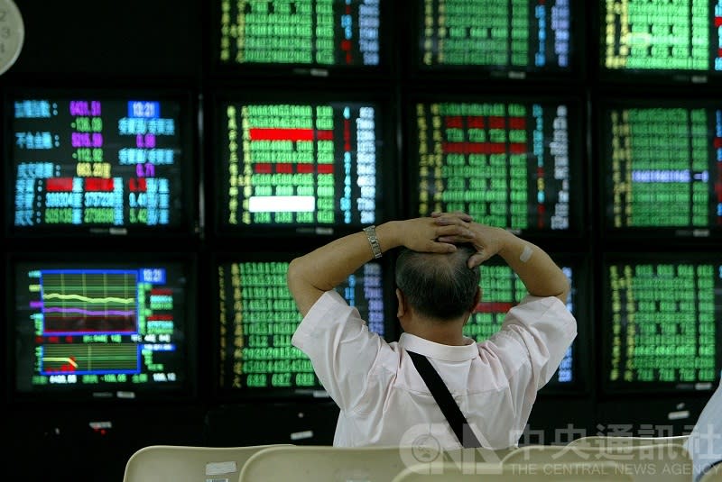 Taiwan stocks tumbled more than 300 points in intraday trading, breaking through 10,000.  (file photo)