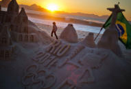 <p>Selbst an der Copacabana stehen zur Zeit dieser Aufnahme bereits alle Zeichen auf Olympia. Drei Tage später, am 5. August, beginnen in Rio de Janeiro die 31. Olympischen Sommerspiele. (AP Photo/David Goldman) </p>