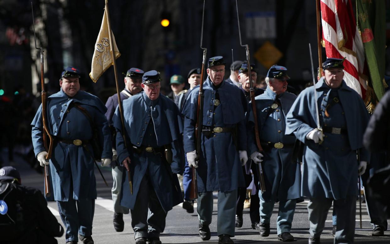 A parade on Fifth Avenue, where smoking and walking could be banned - Barcroft Media