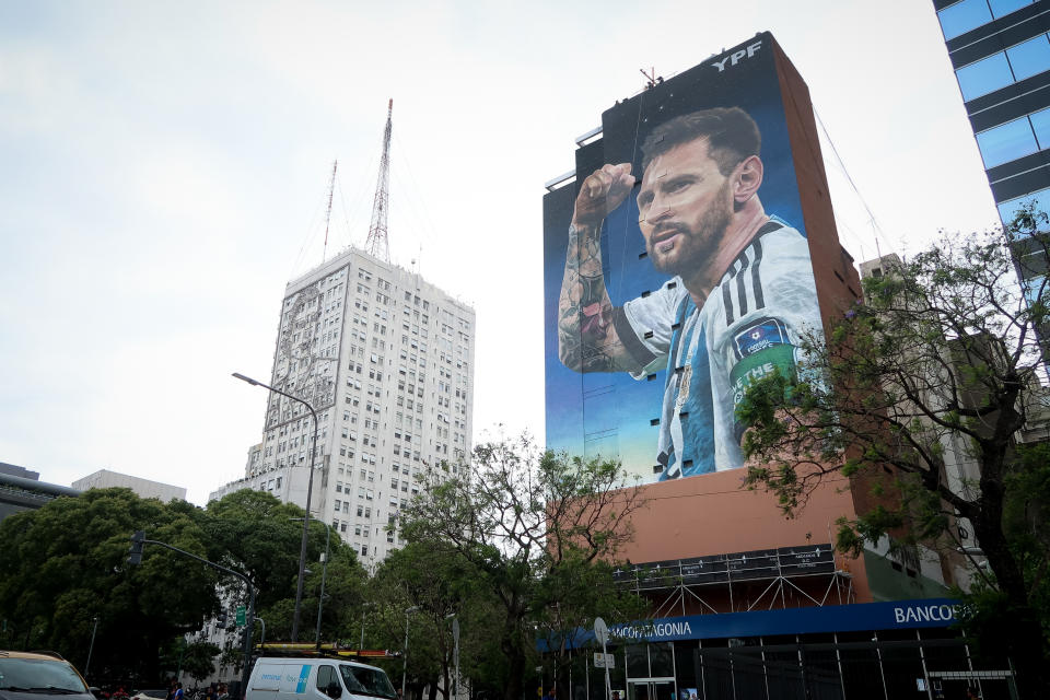 Un mural de Lionel Messi en el primer aniversario de la victoria de Argentina en el Mundial de Qatar 2022. Argentina derrotó a Francia 4:2 en penales. El mural, en la Avenida 9 de Julio, es un homenaje al campeón mundial Lionel Messi luego de que llevó a Argentina a la victoria en el Mundial de 2022. La imagen fue creada por el muralista Martín Ron, y está ubicada en el centro de la Ciudad de Buenos Aires. (Foto de Roberto Tuero/SOPA Images/LightRocket vía Getty Images)