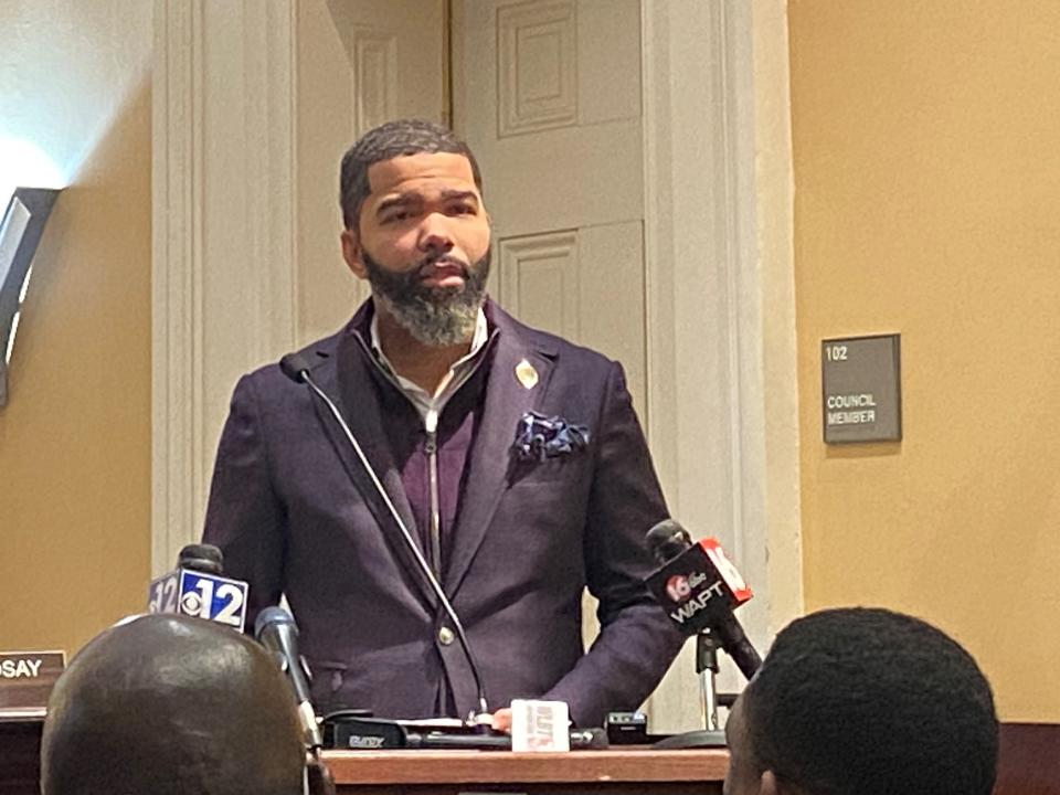 Jackson Mayor Chokwe Anton Lumumba publicly disagreed Monday with Jackson Police Department chief James Davis on the events that led to the death of Keith Murriel on Dec. 31.