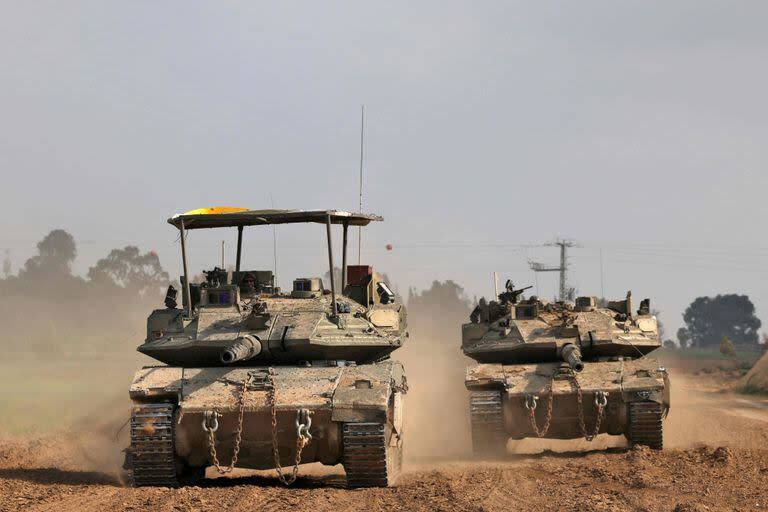 Tanques israelíes cerca de la frontera con la Franja de Gaza. (Menahem KAHANA / AFP)