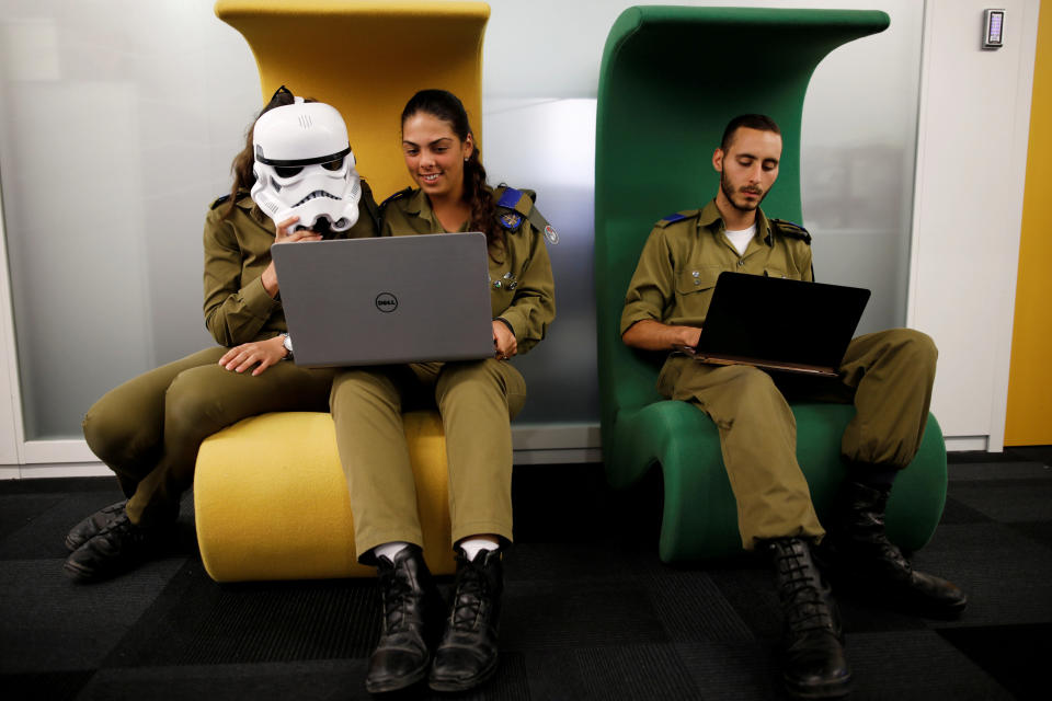 <p>Israelische Soldatinnen albern bei einer Fortbildung für digitale Sicherheit in Beersheba herum. Eine der Frauen hat sich eine aus den Star-Wars-Filmen bekannte Stormtrooper-Maske übergezogen. (Bild: REUTERS/Amir Cohen) </p>