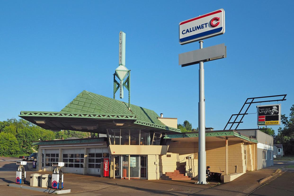 R. W. Lindholm Service Station