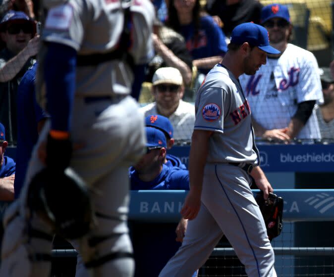 Mets starter Max Max Scherzer walks off the field after being ejected against the Dodgers. (Luis Sinco / Los Angeles Times)