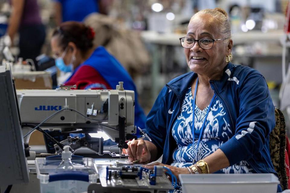 Amparo Nuviola, de 64 años, enfrenta el alto costo de la vivienda en Miami con un trabajo a tiempo parcial en Goodwill. La trabajadora cubana tiene una serie de padecimientos médicos y necesita ayuda para pagar el alquiler y no perder la habitación que comparte en una casa móvil.