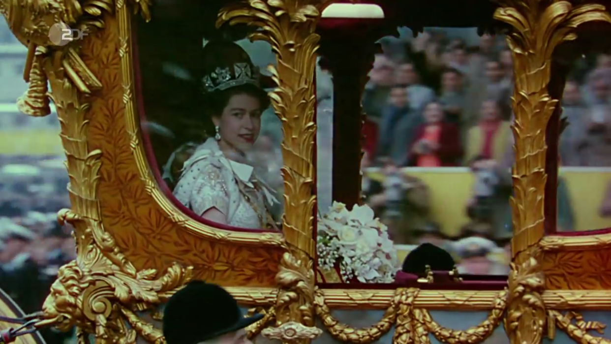  Queen Elisabeth auf dem Weg zu ihrer Krönung. Millionen Menschen auf der ganzen Welt starrten damals gebannt auf ihren Fernseher. Foto: Screenshot / ZDF