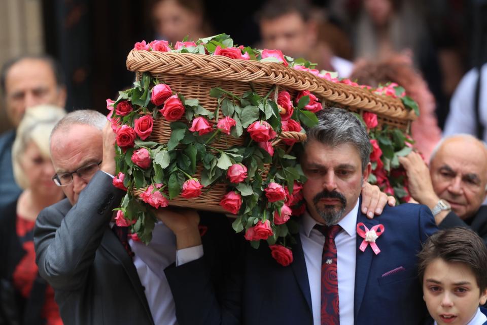Dad Andrew Roussos, 43, and brother Xander hold the coffin of Saffie Roussos (PA Images)