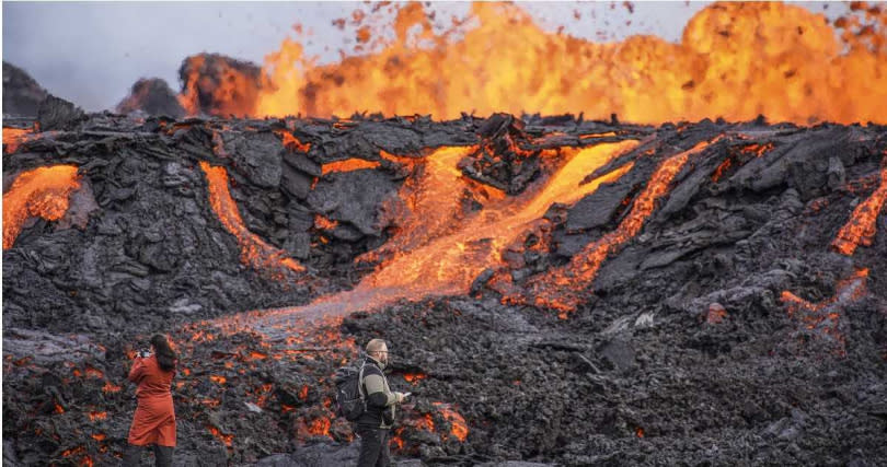 冰島法格拉達爾火山本週三發生火山裂縫噴發。（圖／達志／美聯社）