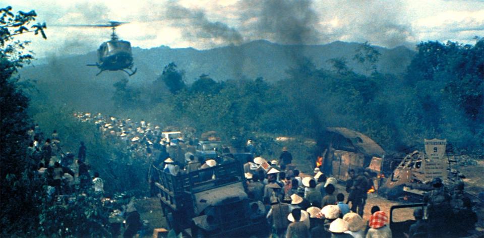 Michael Cimino erzählt in seinem radikalen Vietnamepos "Die durch die Hölle gehen" (1978) von drei befreundeten Stahlarbeitern aus Pennsylvania (Robert De Niro, John Savage, Christopher Walken), die der Vietnameinsatz für immer verändert: Als Krüppel, als Wahnsinnige, als Gebrochene gehen sie zurück - mit den inneren Wunden, die das Töten beim Menschen nun mal hinterlässt. (Bild: Kinowelt)