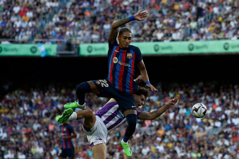 El brasileño Raphinha, con la camiseta de Barcelona durante el partido con Valladolid, por la Liga de España; fue el futbolista más caro de la ventana de fichajes del club catalán