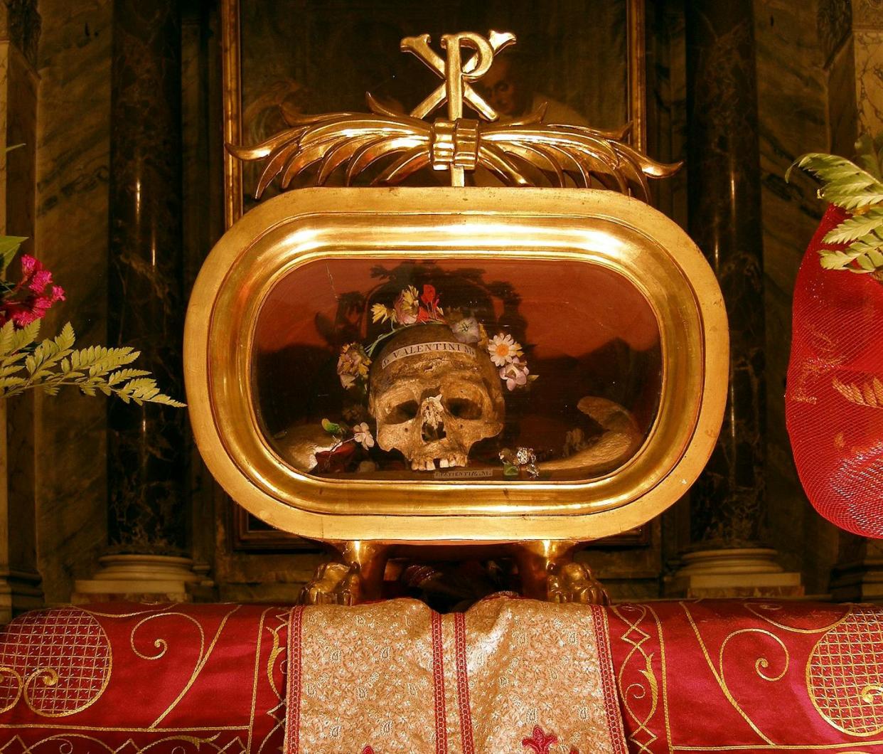 Relics of St. Valentine of Terni at the basilica of Saint Mary in Cosmedin. <a href="https://commons.wikimedia.org/wiki/File:Rom,_Santa_Maria_in_Cosmedin,_Reliquien_des_Hl._Valentin_von_Terni.jpg" rel="nofollow noopener" target="_blank" data-ylk="slk:Dnalor 01 (Own work);elm:context_link;itc:0;sec:content-canvas" class="link ">Dnalor 01 (Own work) </a>, <a href="http://creativecommons.org/licenses/by-sa/4.0/" rel="nofollow noopener" target="_blank" data-ylk="slk:CC BY-SA;elm:context_link;itc:0;sec:content-canvas" class="link ">CC BY-SA</a>