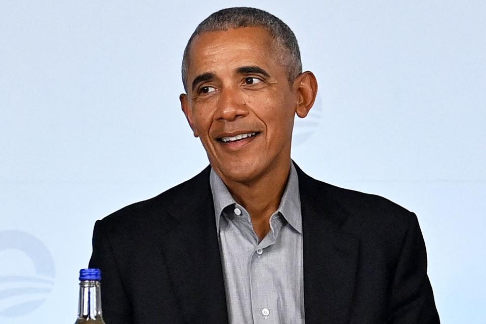 Barack Obama (C) speaks at an event at the University of Strathclyde in Glasgow on November 8, 2021, during the COP26 UN Climate Change Conference. - The COP26 climate talks resuming Monday have so far unfolded on parallel planes, with high-level announcements stage-managed by host country Britain during week one riding roughshod over a laborious UN process built on consensus among nearly 200 countries.