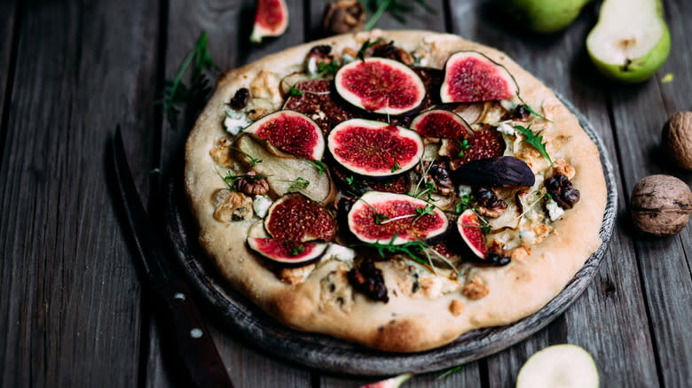 Fig pizza on slate