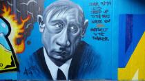 <p>“Querido Putin, vamos a acelerar la parte en la que te suicidas en el búnker”, dice este mural aparecido en Zoetermeer (Países Bajos) que convierte al presidente ruso en Adolf Hitler. (Foto: Instagram / <a href="http://www.instagram.com/p/CahwQqDAwrL/" rel="nofollow noopener" target="_blank" data-ylk="slk:@graffiti_zoetermeer" class="link ">@graffiti_zoetermeer</a>).</p> 