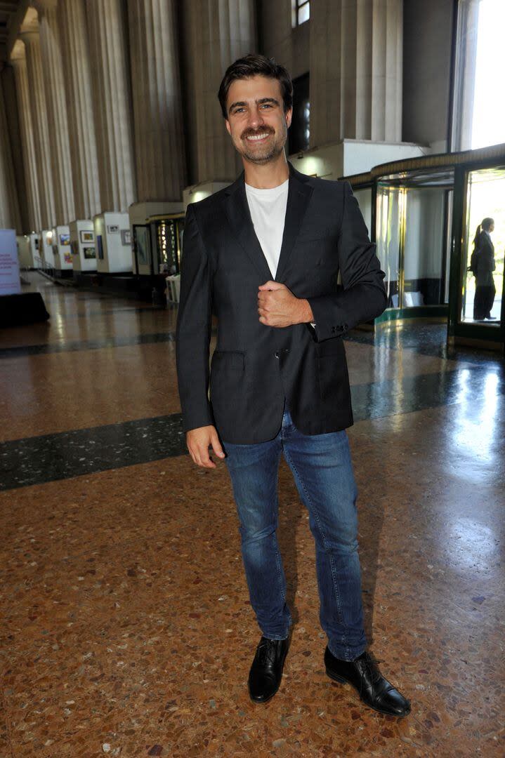 Santiago Ramundo, en la foto con jeans y blazer azul, personificará a Warner, el exnovio de la protagonista. 