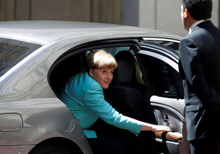 Italian Prime Minister Matteo Renzi (R) greets German Chancellor Angela Merkel at Chigi palace in Rome May 5, 2016. REUTERS/Max Rossi