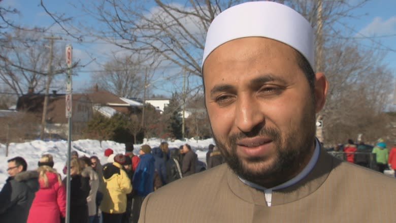 'Human chain' at Ottawa Mosque shows solidarity with local Muslims