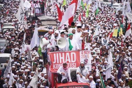 Member of hardline Muslim groups attend a protest against Jakarta's incumbent governor Basuki Tjahaja Purnama. Antara Foto/Akbar Nugroho Gumay/via REUTERS