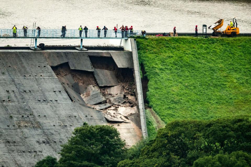 Sandbags are laid at Toddbrook Reservoir (PA)