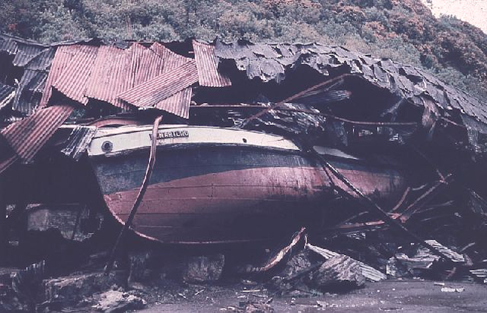 Un barco empotrado en una casa en Corral (Chile) tras el terremoto y tsunami de Valdivia en 1960, que alcanzó una magnitud de 9'5. <a href="https://commons.wikimedia.org/wiki/File:Un_barco_fue_arrojado_por_la_ola_del_tsunami_en_una_casa_-_Corral,_Oto%C3%B1o_1960.png" rel="nofollow noopener" target="_blank" data-ylk="slk:Wikimedia Commons / Buonasera;elm:context_link;itc:0;sec:content-canvas" class="link ">Wikimedia Commons / Buonasera</a>, <a href="http://creativecommons.org/licenses/by-sa/4.0/" rel="nofollow noopener" target="_blank" data-ylk="slk:CC BY-SA;elm:context_link;itc:0;sec:content-canvas" class="link ">CC BY-SA</a>