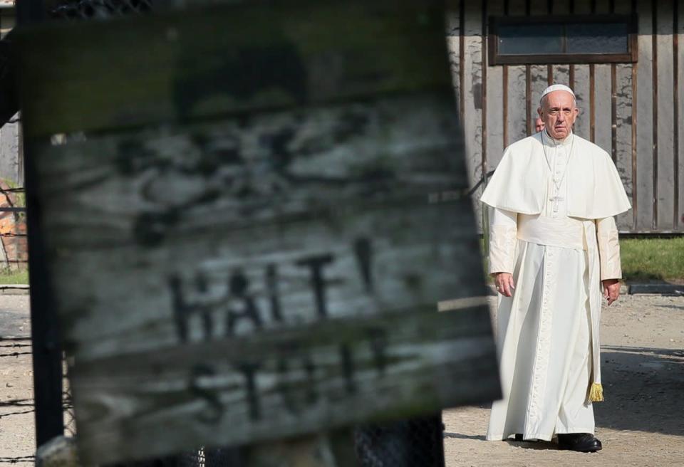 Pope Francis walks through the ‘Arbeit macht Frei’ main gate of the former Nazi German concentration camp KL Auschwitz I in Oswiecim, Poland, 29 July 2016. Pope Francis visited the site of former Nazi German concentration camp Auschwitz II - Birkenau, as part of his visit to Poland. (EPA/PAWEL SUPERNAK POLAND OUT)
