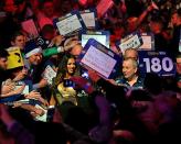 Zurück zum Sportlichen: Er will es wissen. Phil "The Power" Taylor hat bereits alles gewonnen, was es im Darts zu gewinnen gibt. Die Legende greift bei der WM nach dem 17. WM-Titel